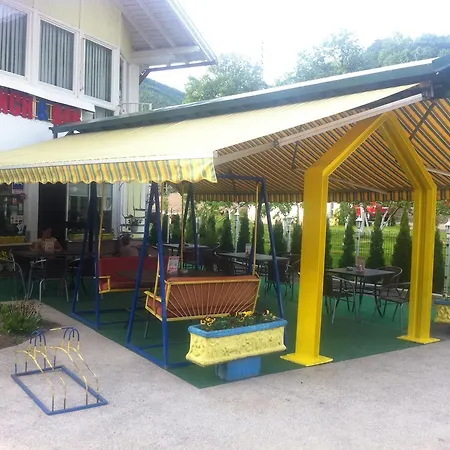 Lunch & Bar
