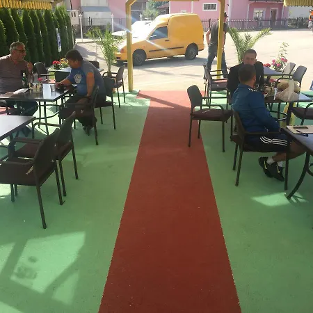 Lunch & Bar *
